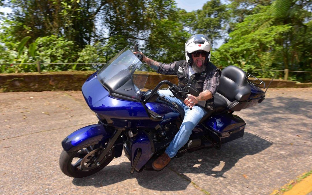 Viaje de moto pela estrada velha de Santos (SP); conheça a Rota Caminhos do Mar